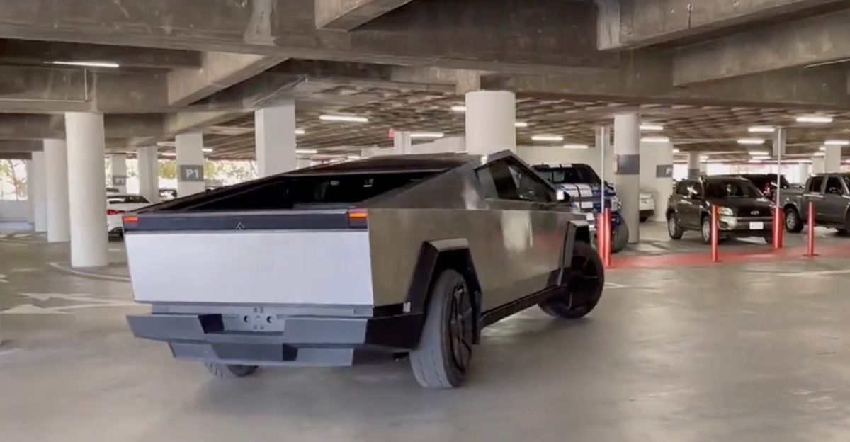 Cybertruck i ett parkeringsgarage