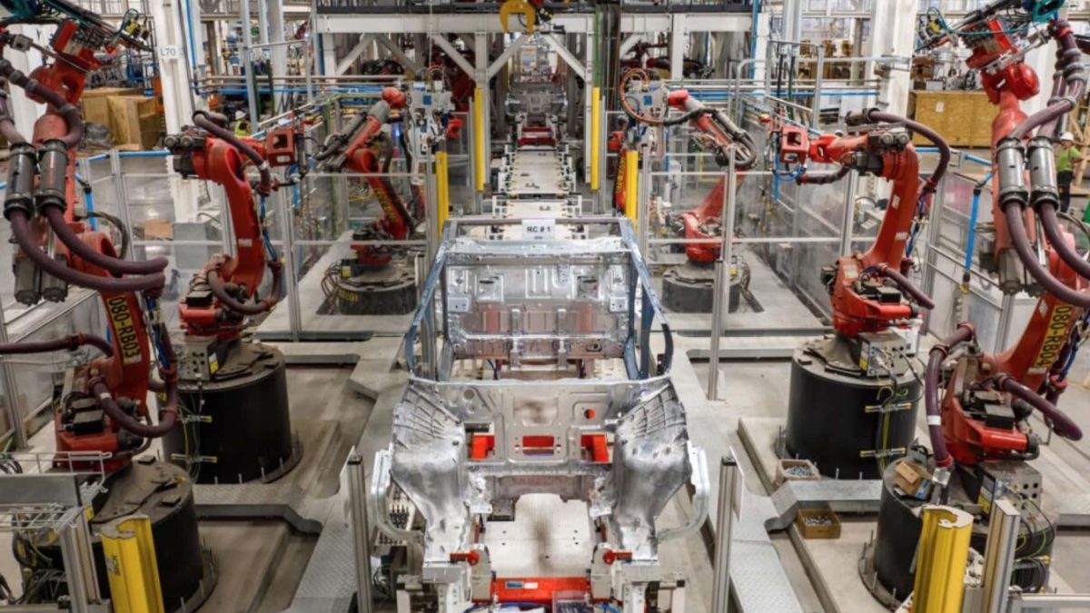 Robotar som bygger teslor i fabrik
